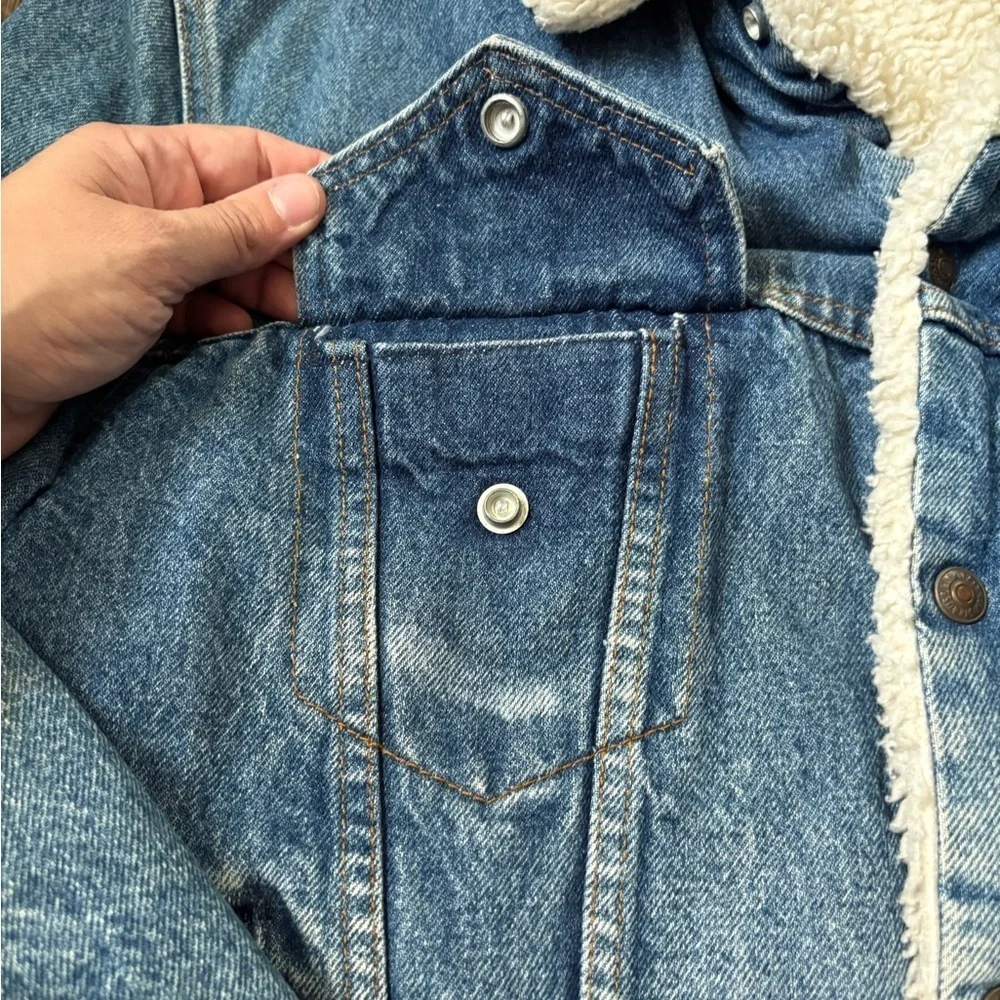 Vintage Levi’s 46R Sherpa-Lined Jean Jacket – Classic & Cozy